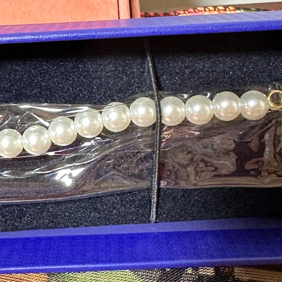NWT - NIB Swarovski Bracelet. - Picture 4 of 7